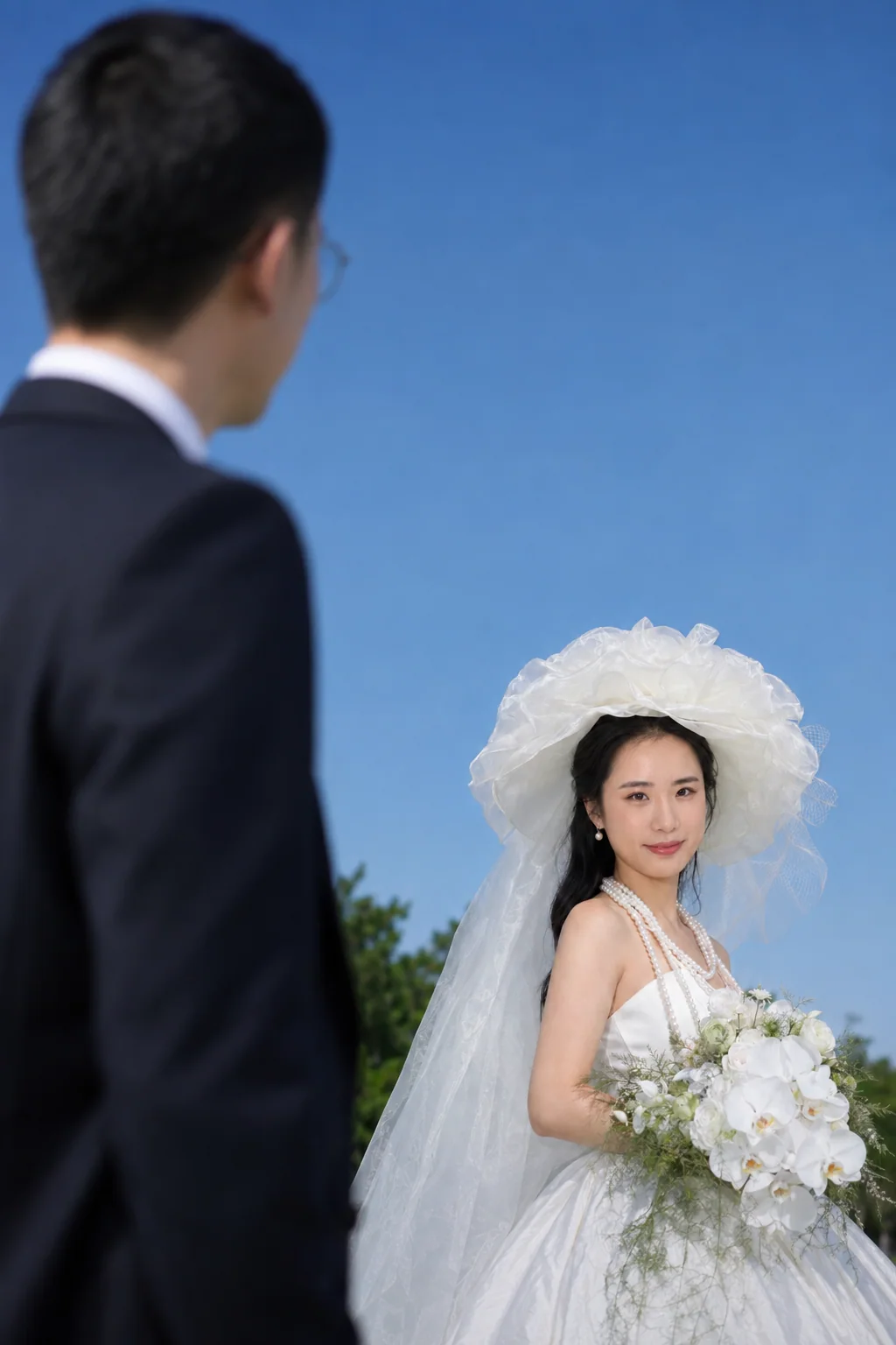 蓝天下的婚纱照