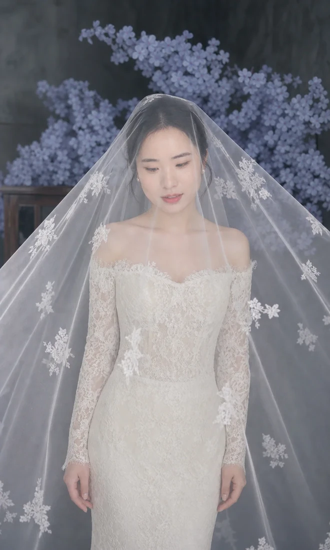 紫色花景中新娘低眸